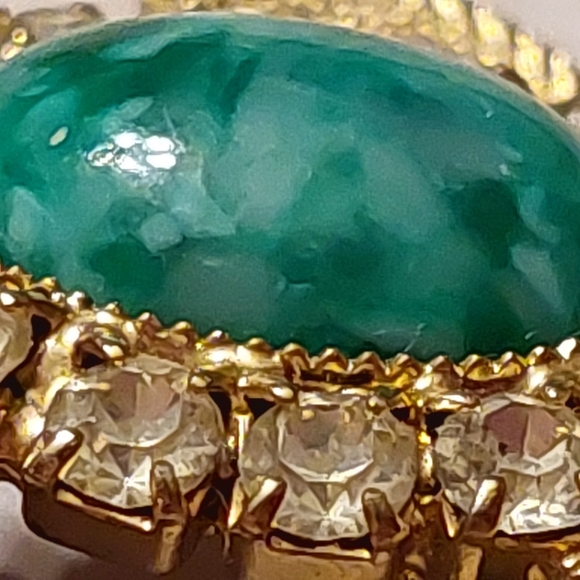 Green Peking glass cabochon vintage rhinestone goldtone pendant necklace. (WW) - Picture 6 of 8